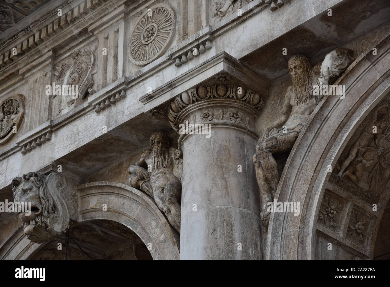 Détail architectural de sculptures au-dessus de la Libreria Sansoviniana de voûtes, construit entre 1537 et 1588, Piazza San Marco, Venise, Italie. Banque D'Images