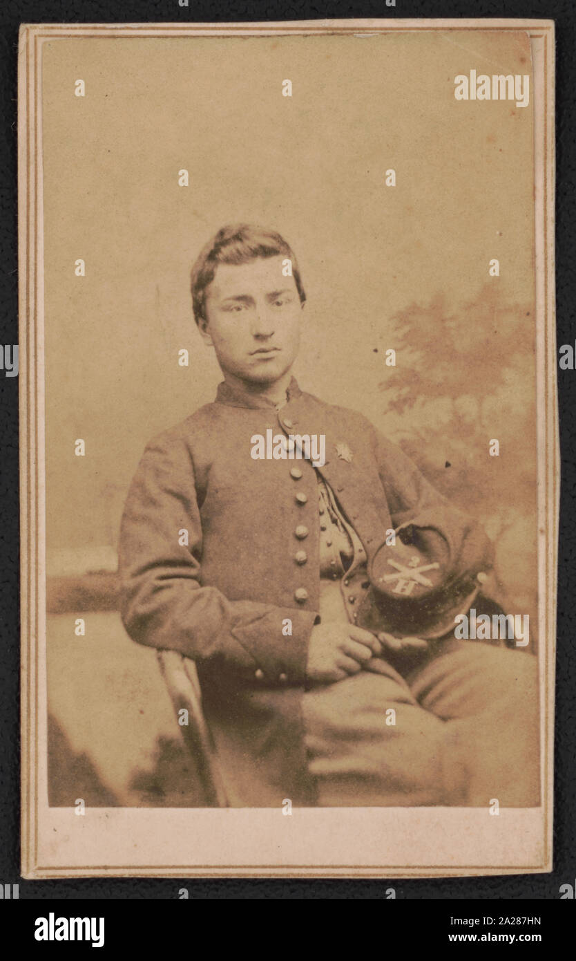 William Phelps McNeil de Co. H, 2e Régiment d'artillerie lourde de New York, en uniforme, en face de toile peinte / Palmer's Gallery, Mason's Island, D.C Banque D'Images