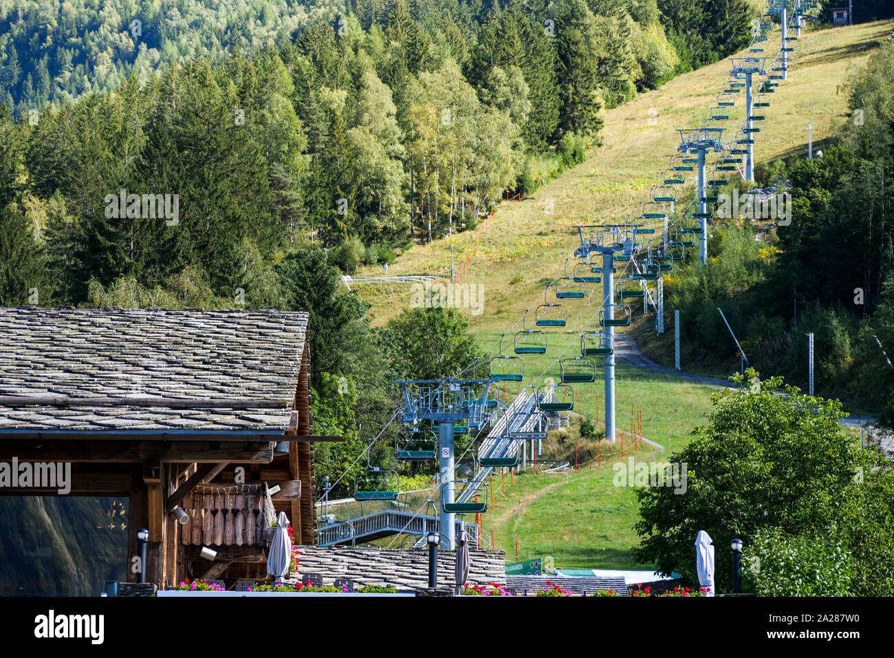 Hors saison, vue sur le télésiège de Planards, près de la gare du Montenvers à Chamonix-Mont-Blanc, Haute-Savoie, France Banque D'Images