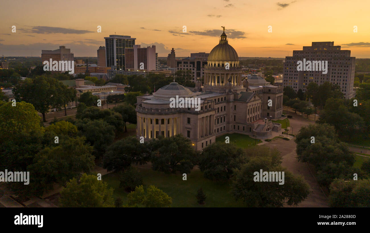Les feux de bâtiment arrive tout juste sur vue aérienne de l'édifice de la capitale de l'État du Mississipi Banque D'Images
