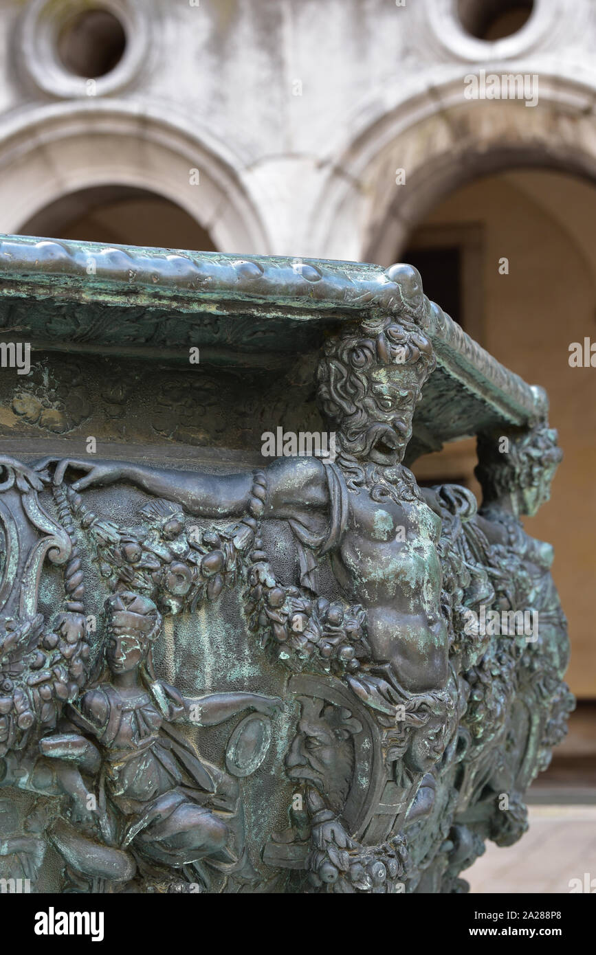 Close-up détails de l'un des deux 16e siècle de puits en bronze dans la cour du Palais des Doges, San Marco, Venise, Vénétie, Italie, Europe. Banque D'Images