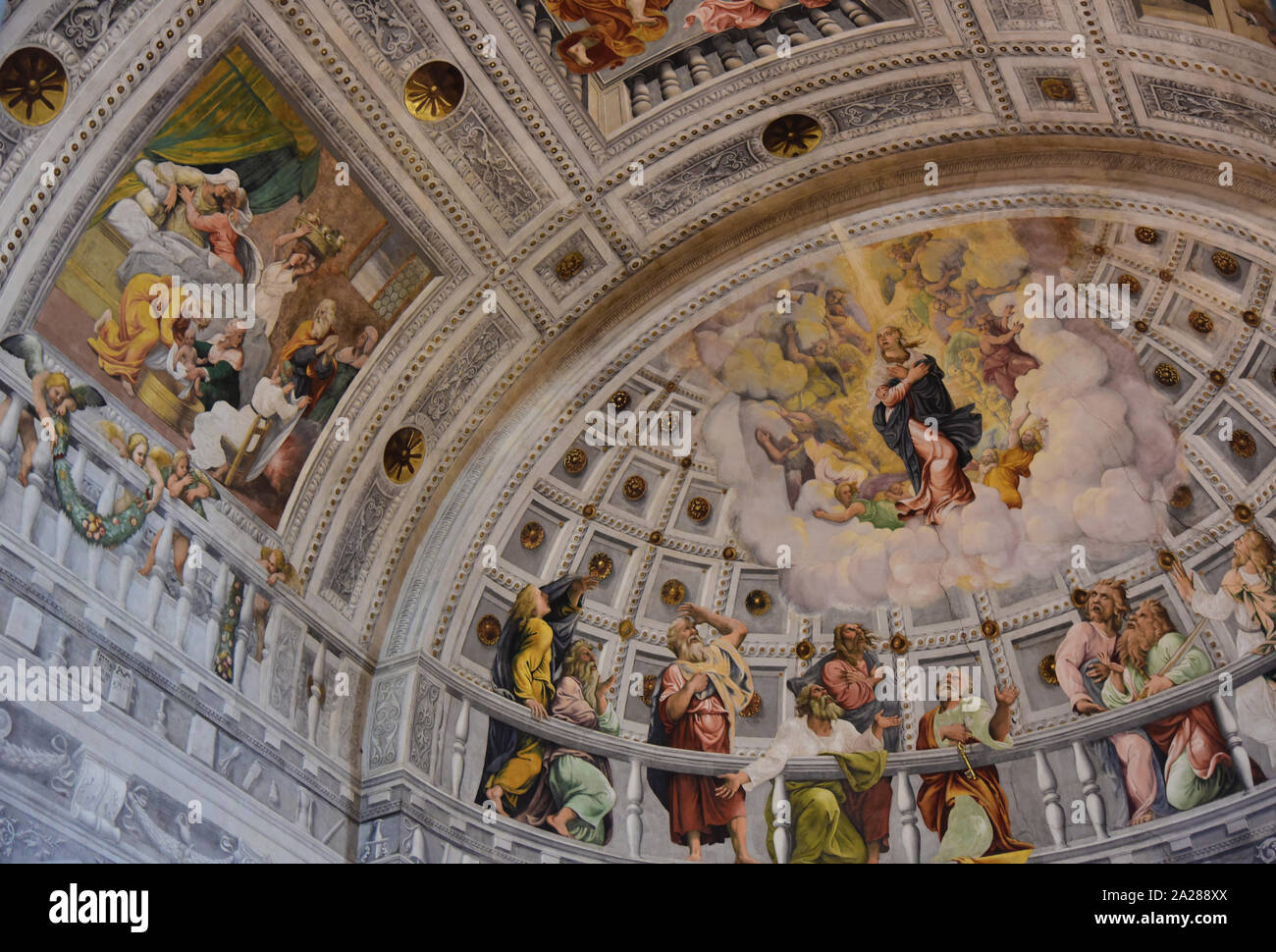 Les fresques peintes par Francesco Torbido (1534) à l'intérieur de la cathédrale catholique de Vérone, le mélange des éléments de style roman et gothique, l'Italie, l'Europe. Banque D'Images