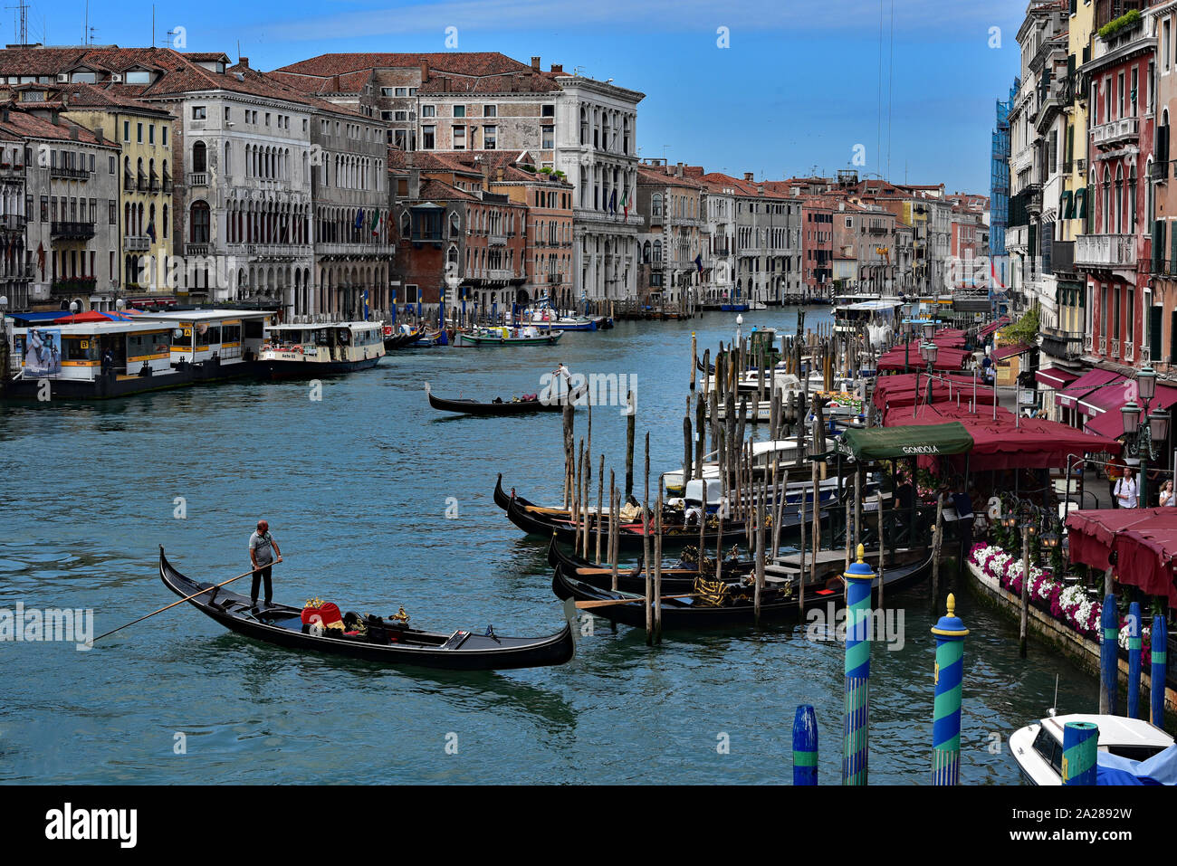 Vue de la Riva del Vin, Grand Canal, du Pont du Rialto, le quartier du Rialto, Venise, Italie, Europe. Banque D'Images