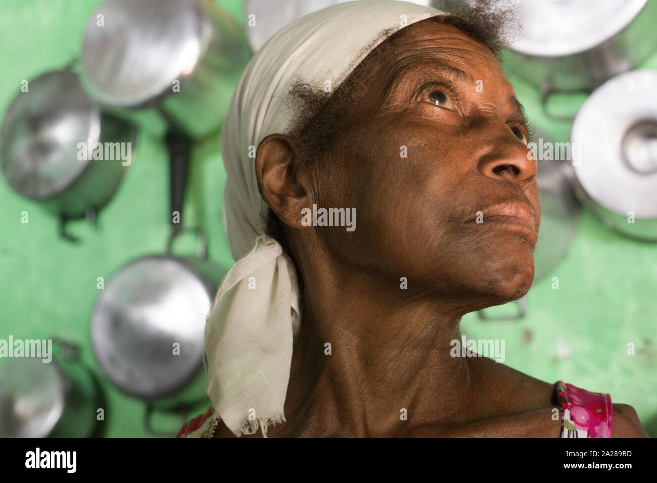 Hauts femme afro-brésilien dans la cuisine de sa maison Banque D'Images