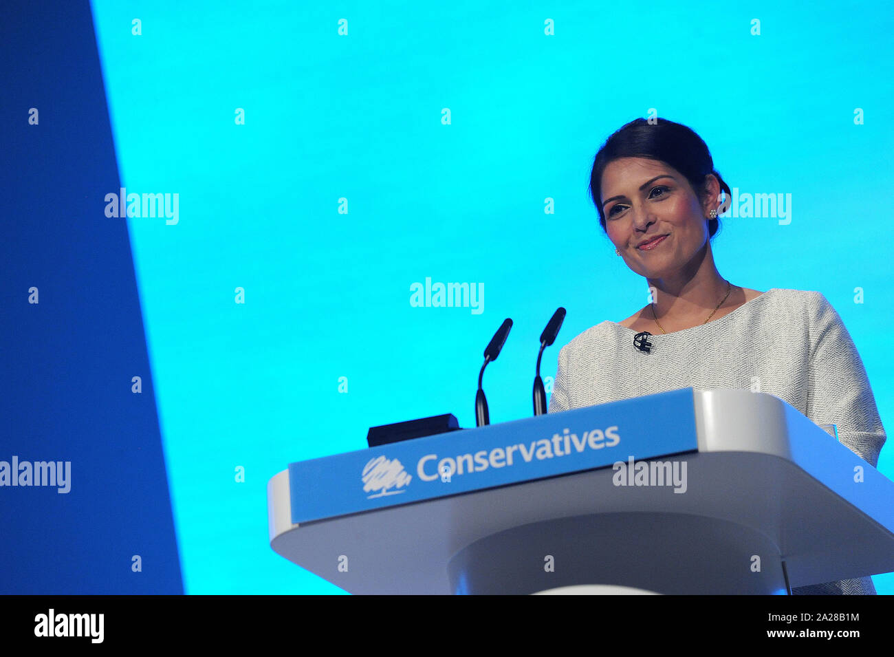Manchester, UK. 1er octobre 2019, Priti Patel MP, Ministre de l'intérieur, délivre son discours de conférence, le troisième jour du congrès du parti conservateur à la Manchester Central Convention Complex. Kevin Hayes/Alamy Live News Banque D'Images