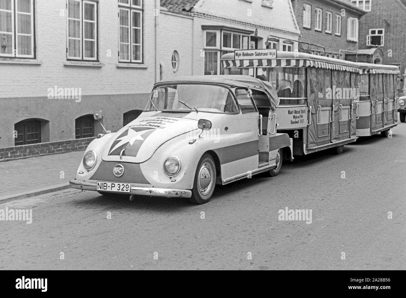 Kässbohrer mit Zugmaschine Transport Bimmelbahn auf der Insel Föhr, Deutschland 1960 er Jahre. Kaessbohrer transports En train sur Foehr island, l'Allemagne des années 1960. Banque D'Images