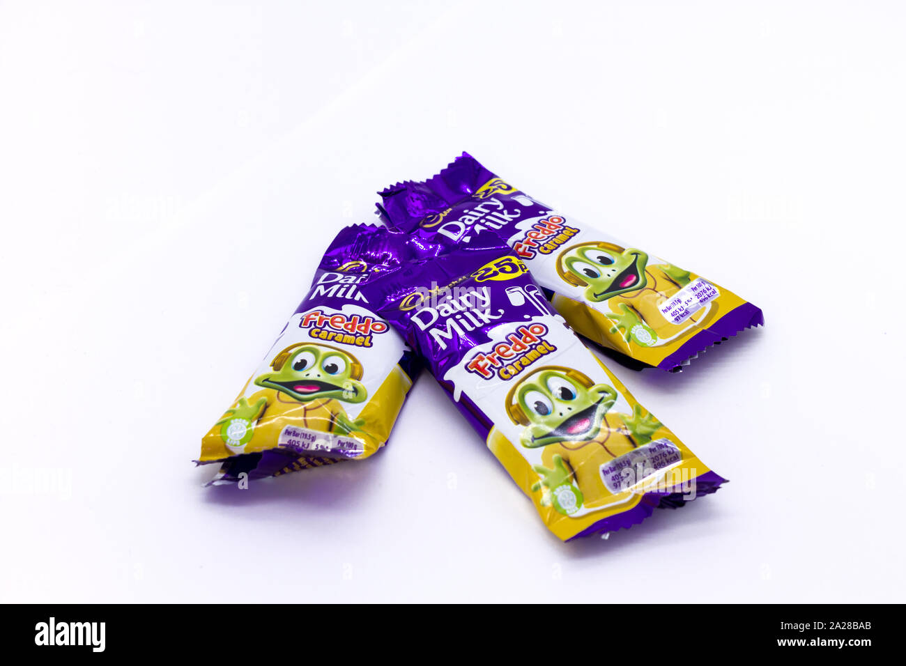Trois barres de chocolat Cadbury caramel Freddo, enveloppé. UK Banque D'Images