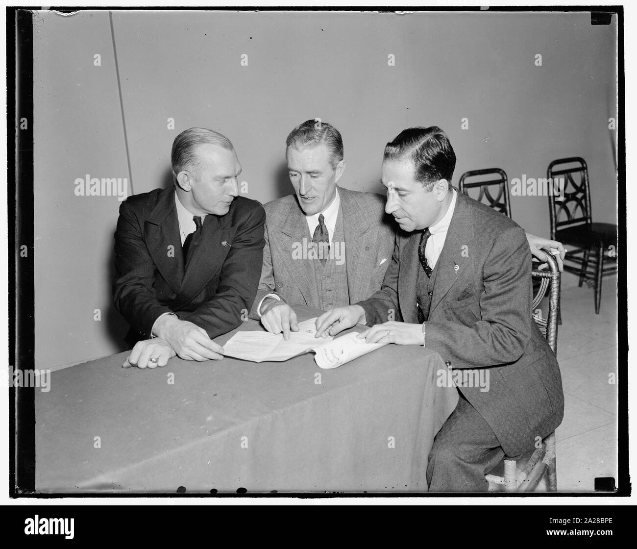 Groupe de premier plan au congrès juif. Washington, D.C., le 29 novembre. Trois fonctionnaires de l'Union de l'armée et de la Marine, qui sont inscrits à l'American Jewish Congress ici à l'Hôtel Willard. Ce groupe était chargé de la première loi a grandi à la session extraordinaire du Congrès rendre illégale d'enseigner ou d'un défenseur des principes de gouvernement fondé sur la discrimination contre les personnes de toute race ou croyance religieuse. (De gauche à droite) John J. ... de l'américanisation, Ben W. ..., Chef de cabinet. Banque D'Images