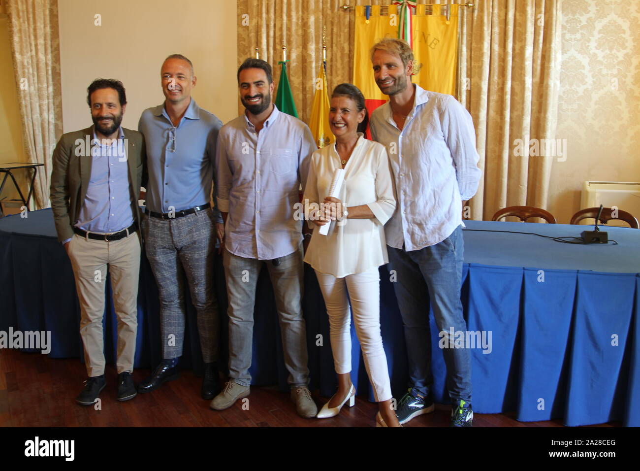 Napoli, Italie. 06Th Oct, 2019. (L-R) Ciro Borriello, Assessore allo Sport (Conseiller pour le sport), Andrea Di Nino directeur général du comité organisateur et directeur général de l'ISL, Ivo Poggiani, politicien, Annamaria Palmieri, Assessore all'Educazione (Conseiller pour l'éducation), Massimiliano Rosolino, témoignage et nageur au cours de la Ligue Internationale de Natation '' conférence de presse, prévue à la piscine Scandone les 12 et 13 octobre. (Photo par Salvatore Esposito/Pacific Press) Credit : Pacific Press Agency/Alamy Live News Banque D'Images