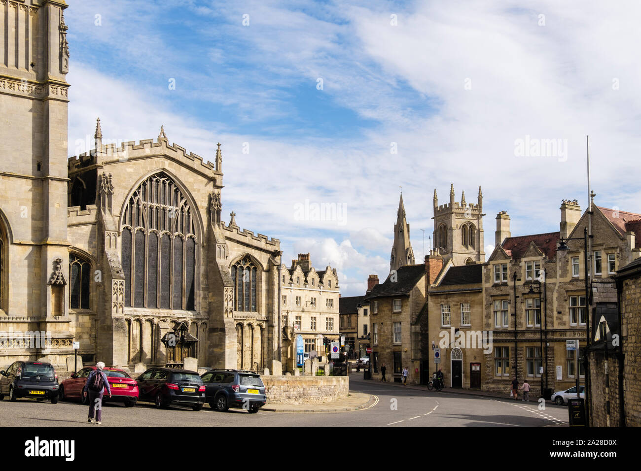 Vieux bâtiments en pierre calcaire et All Saints Church. All Saints Street, Stamford, Lincolnshire, Angleterre, Royaume-Uni, Angleterre Banque D'Images