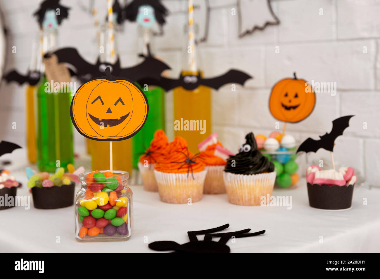 Smiling Halloween Pumpkin suggérant les bonbons sucrés et des boissons Banque D'Images