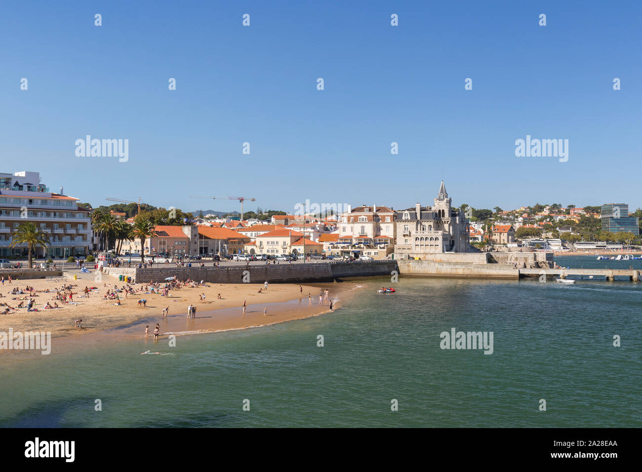 Vue sur la plage Praia dos Pescadores et du centre-ville de Cascais, Portugal, sur une journée ensoleillée. Copier l'espace. Banque D'Images