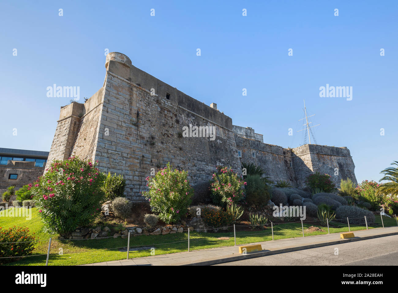 Vieux murs en pierre de la Citadelle de Cascais (Cascais) de Cidadela à Cascais, Portugal, lors d'une journée ensoleillée en été. Banque D'Images