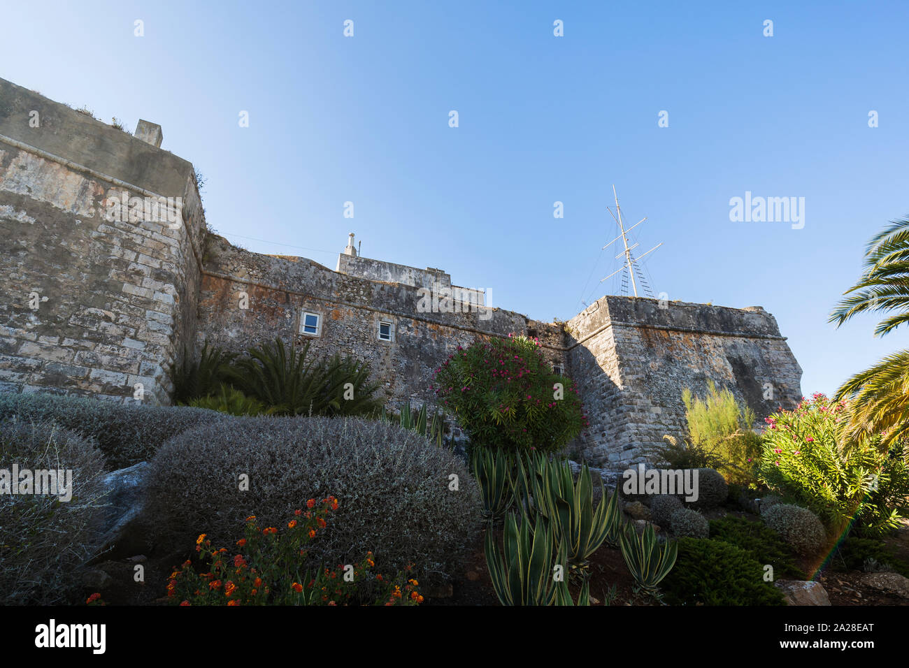 Vieux murs en pierre de la Citadelle de Cascais (Cascais) de Cidadela à Cascais, Portugal, lors d'une journée ensoleillée en été. Banque D'Images