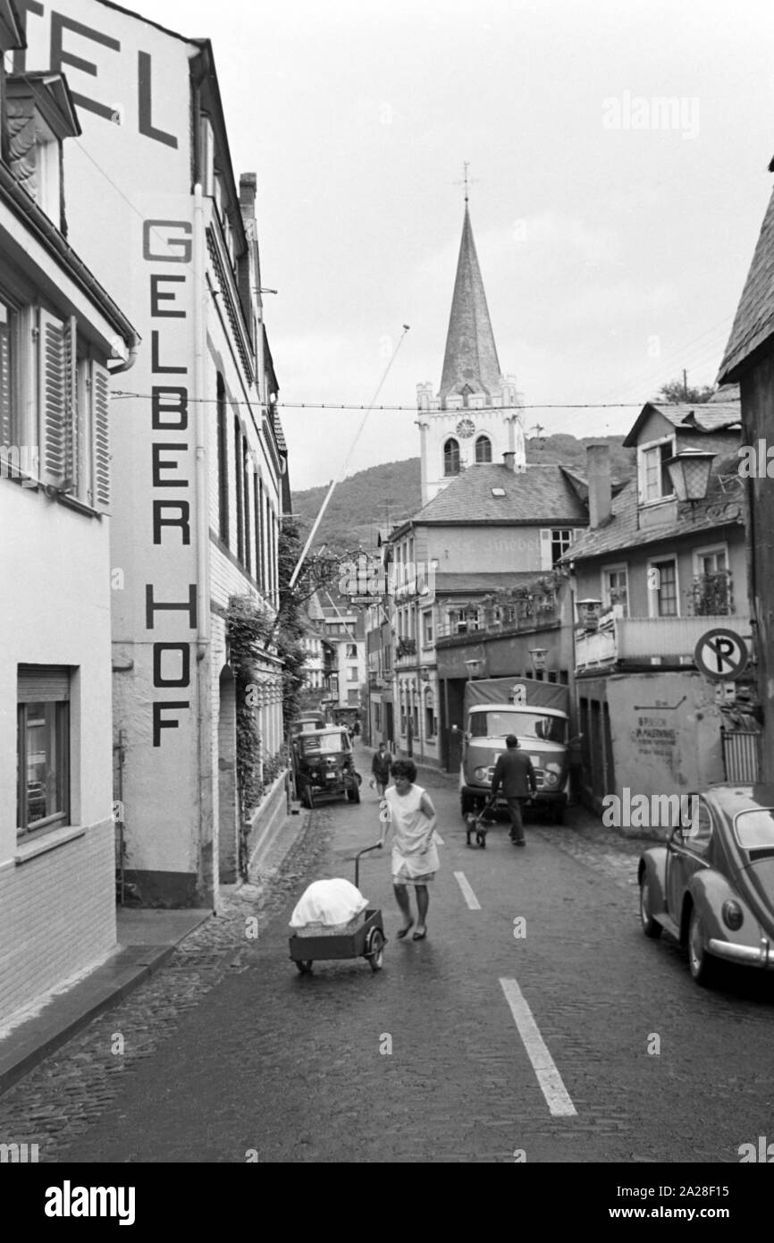 L'hôtel 'Gelber Hof' mit der Evangelischen Kirche Saint Peter an der Blücherstrasse à Bacharach, Deutschland 1968. L'hôtel 'Gelber Hof' et l'église protestante Saint Pierre le Bluecherstrasse street à Bacharach, Allemagne 1968 Banque D'Images