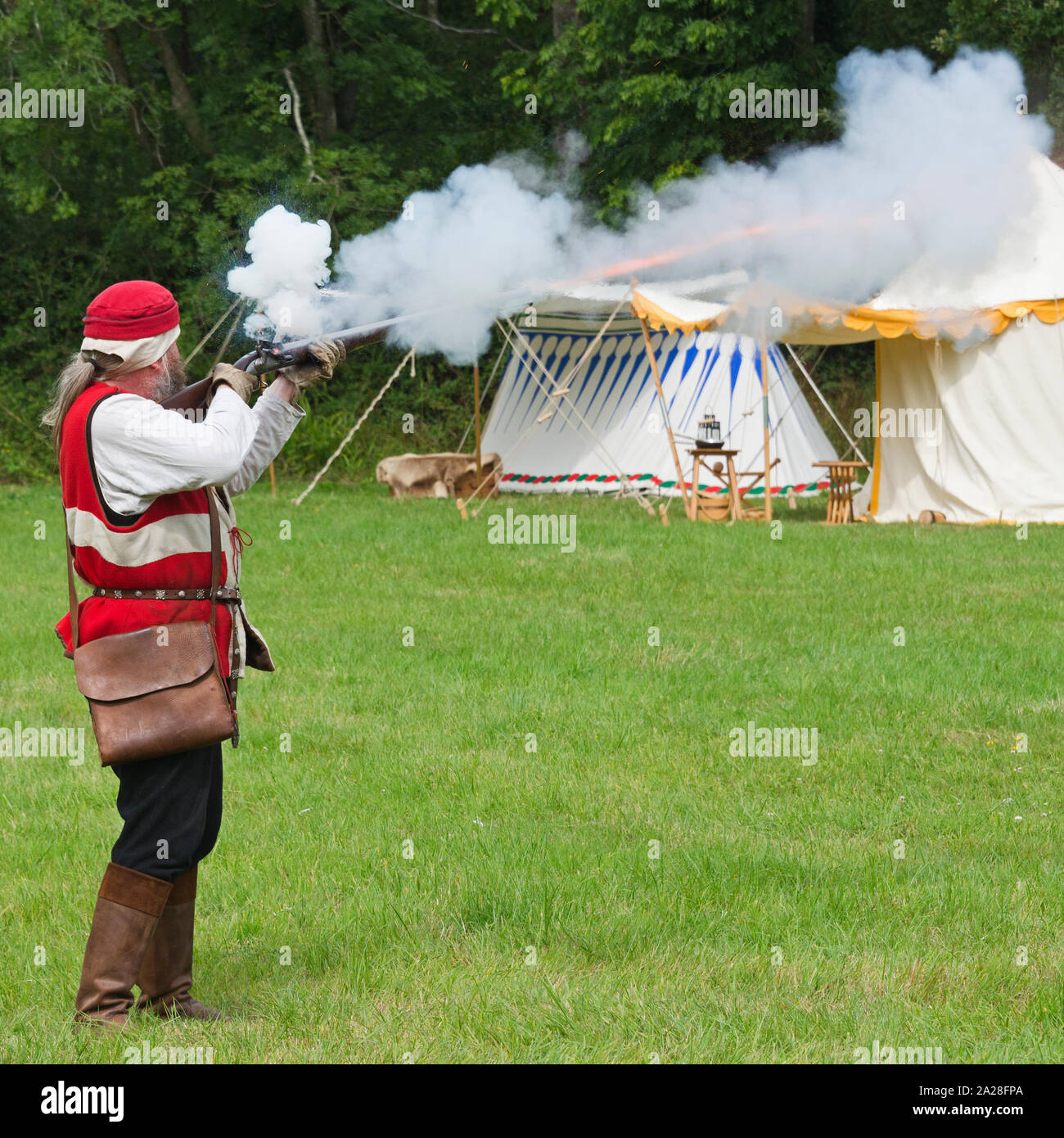 Reconstitution historique de donner une démonstration d'armes à feu à l'Loxwood fête médiévale qui se déroule à Loxwood prairie près de Aldham dans Sussex England UK Banque D'Images