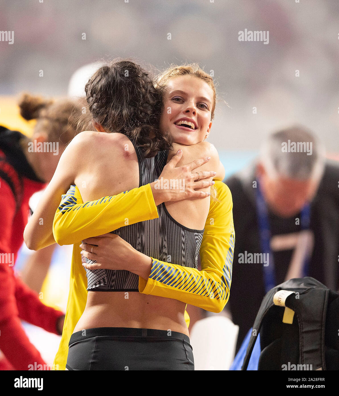 Doha, Qatar. Sep 30, 2019. Yaroslava MAHUCHIKH r. (UKR/2e place) hugs gagnant Mariya Lasitskene (RUS/Ana/1e place), la finale des femmes saut en hauteur, sur les Championnats du Monde 2019 30.09.2019 à Doha/Qatar, à partir de la 27.09. - 10.10.2019. | Conditions dans le monde entier : dpa Crédit photo alliance/Alamy Live News Banque D'Images