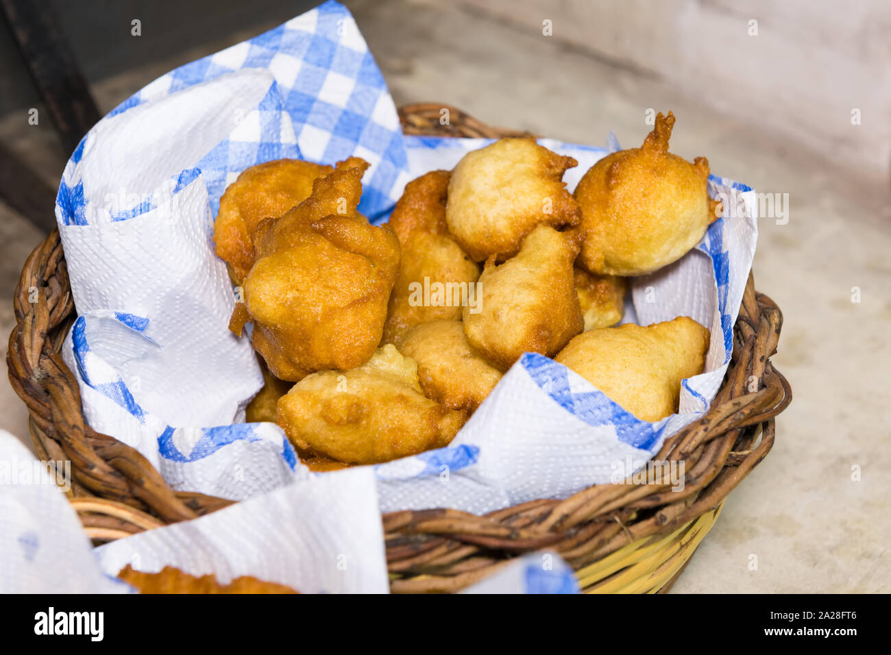 Pettole, Italien beignets frits dans l'huile sur une serviette de papier  dans un panier. Faite dans les Pouilles. Servies en entrée ou de sucre  glace comme un plat de Noël Photo Stock -