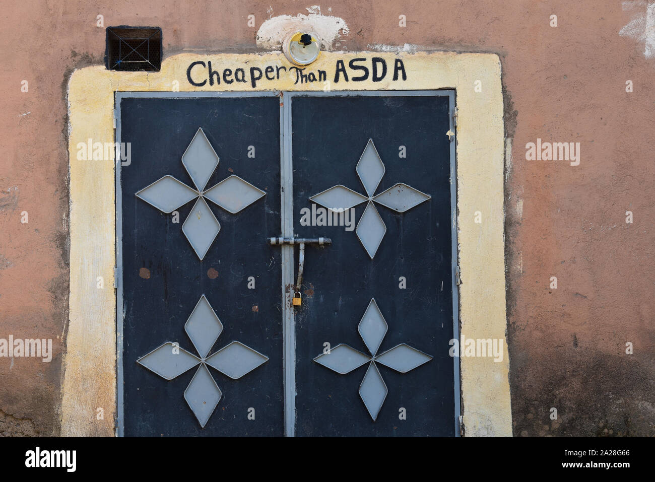 Magasin du village dans la vallée d'Imlil la promotion de la devise marocaine : "Moins cher que l'Asda' ! Le Maroc, l'Afrique du Nord. Banque D'Images