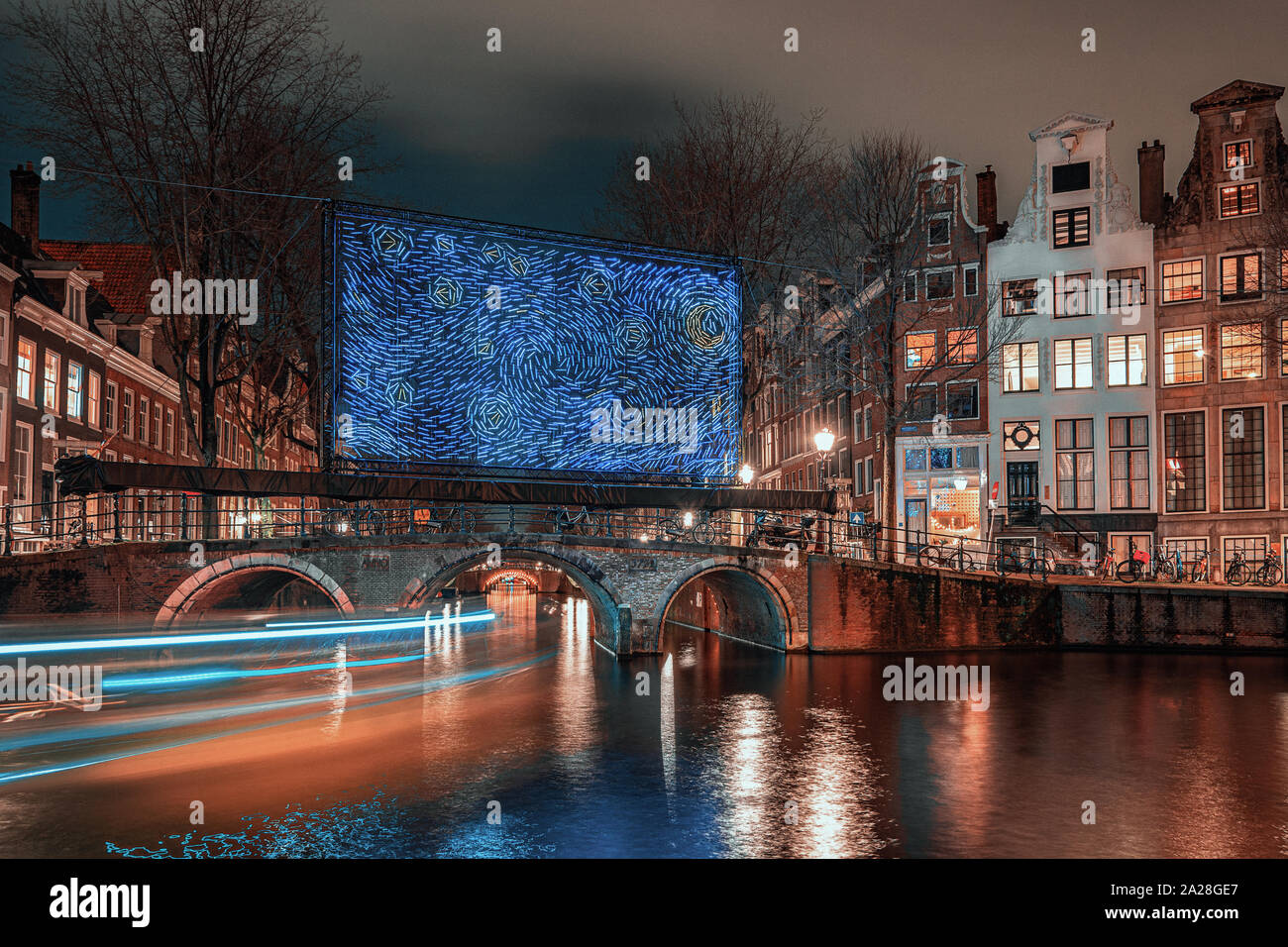 Amsterdam, Pays-Bas - le 14 janvier 2019 : Fête des Lumières Amsterdam, objet de lumière bleu géant placé sur un pont sur le canal Herengracht dans la vieille ville o Banque D'Images