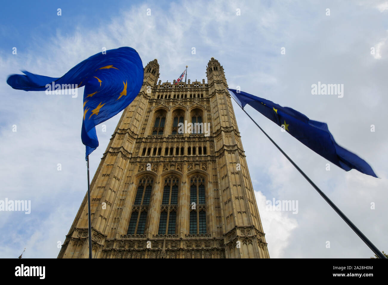 Londres, Royaume-Uni. 06Th Oct, 2019. Drapeaux Européens sont vus en volant à l'extérieur de Maisons du Parlement à Westminster. Le Premier ministre britannique Boris Johnson s'apprête à révéler son plan final Brexit aux dirigeants de l'UE avec moins d'un mois à faire avant que l'UE laisse UK. Credit : SOPA/Alamy Images Limited Live News Banque D'Images