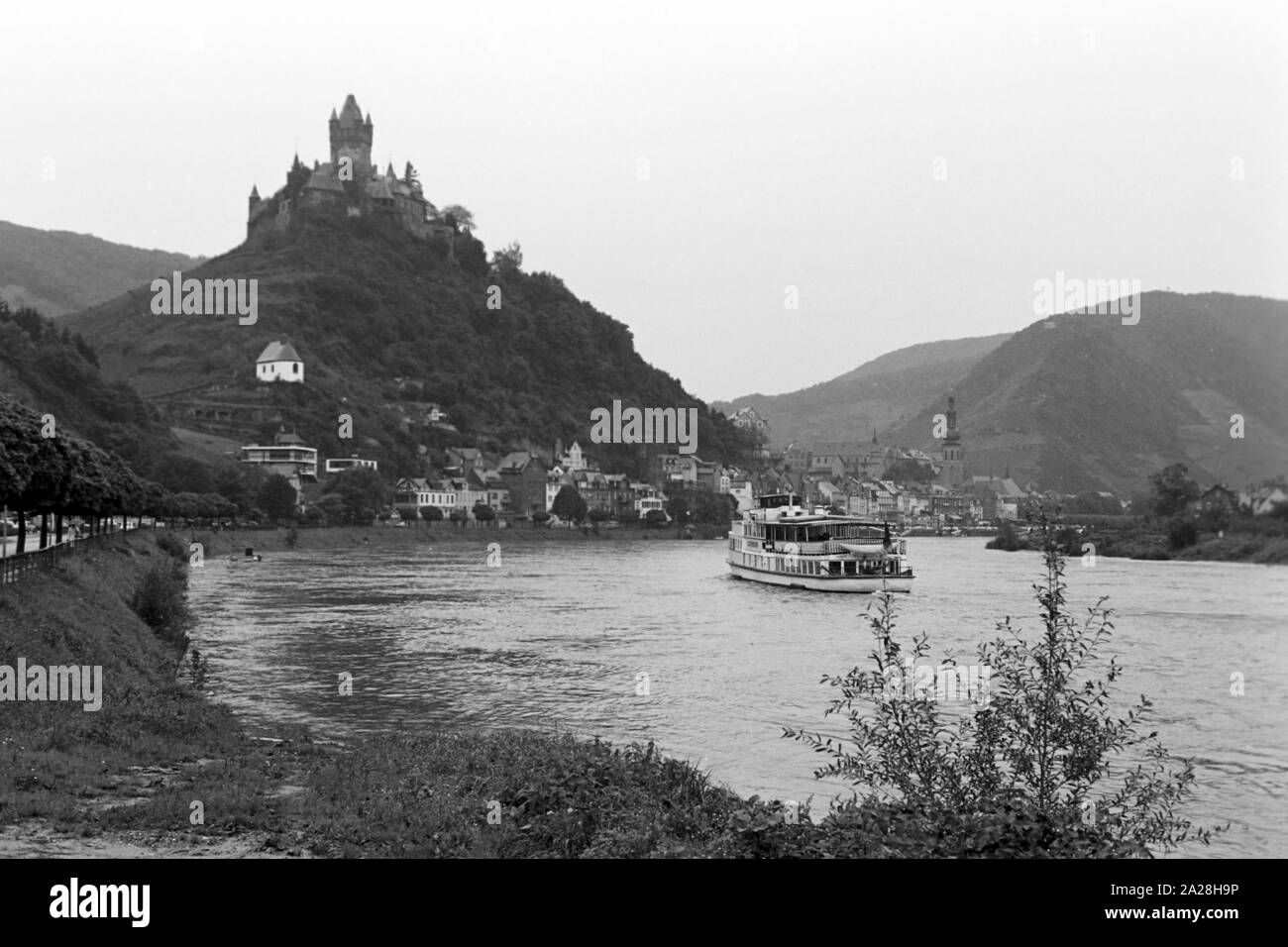 Blick auf die Reichsburg Cochem an der Mosel, Allemagne 1968. Vue de château Reichsburg Cochem sur au bord de la Moselle, Allemagne 1968. Banque D'Images