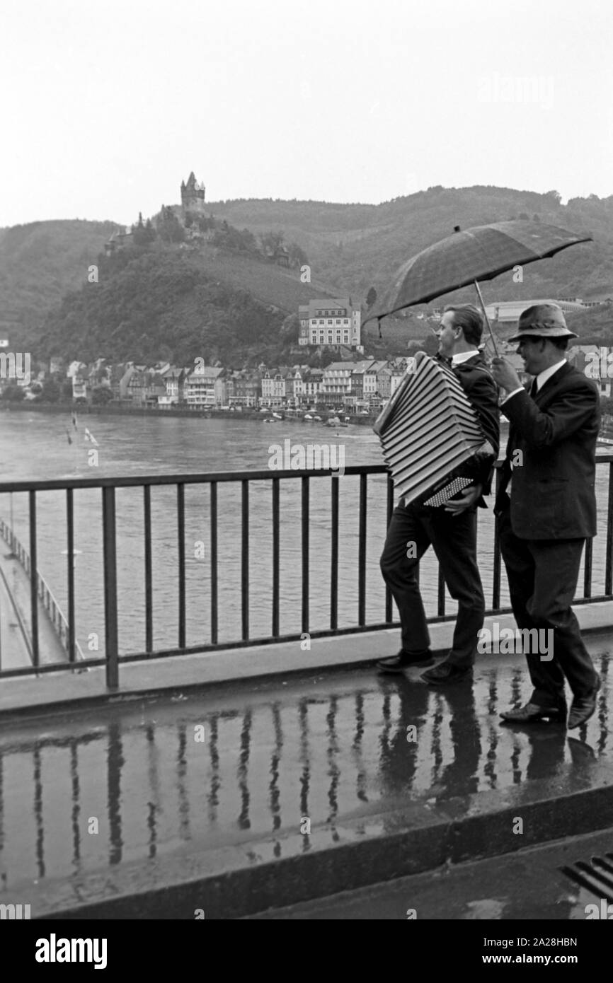 Blick auf die Reichsburg Cochem an der Mosel, Allemagne 1968. Vue de château Reichsburg Cochem sur au bord de la Moselle, Allemagne 1968. Banque D'Images