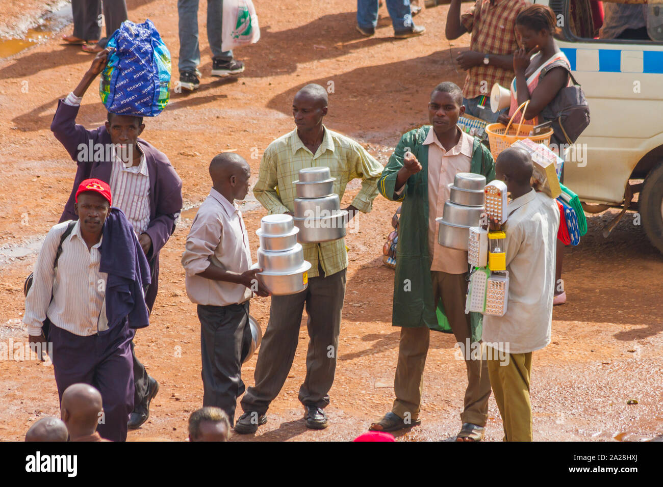 KAMPALA, OUGANDA - 03 octobre, 2012. Les hommes qui travaillent dans les taxis dans Kampala, Ouganda en octobre 03,2012. Banque D'Images