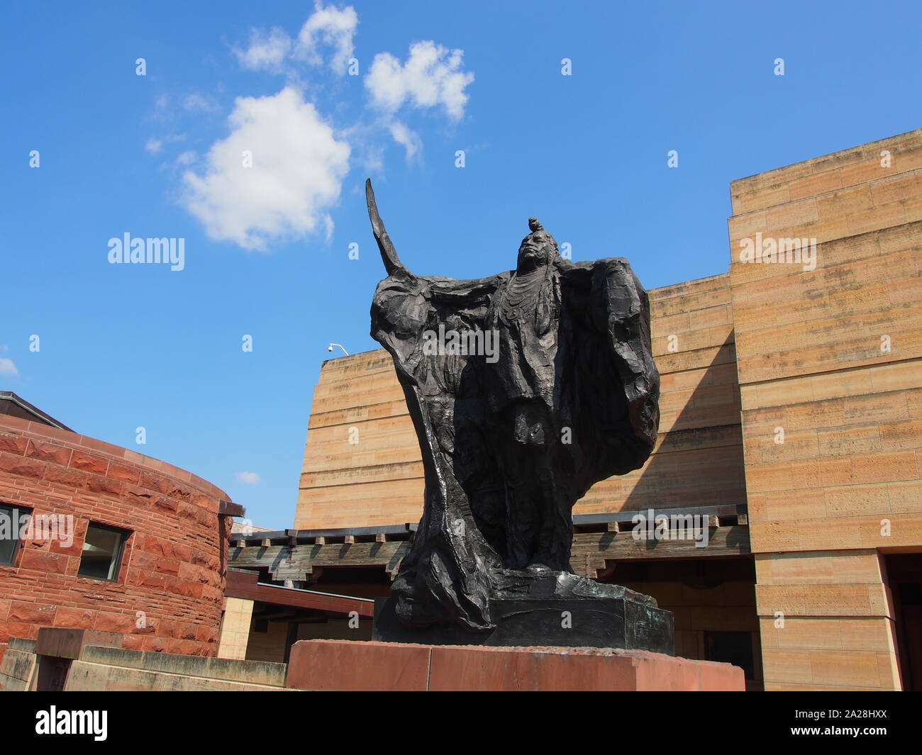 Intitulée "Le message d'Bronze' à la Catherine et Robert Turner entrée de cour Musée Eiteljorg, Indianapolis, Indiana, USA, le 27 juillet 2019, © Kat Banque D'Images