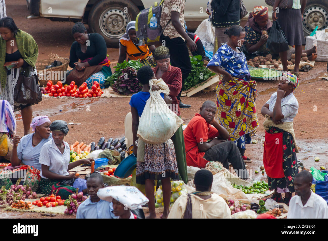 KAMPALA, OUGANDA - 03 octobre, 2012. Les vendeurs vendent leurs légumes aux taxis dans Kampala, Ouganda en octobre 03,2012. Banque D'Images