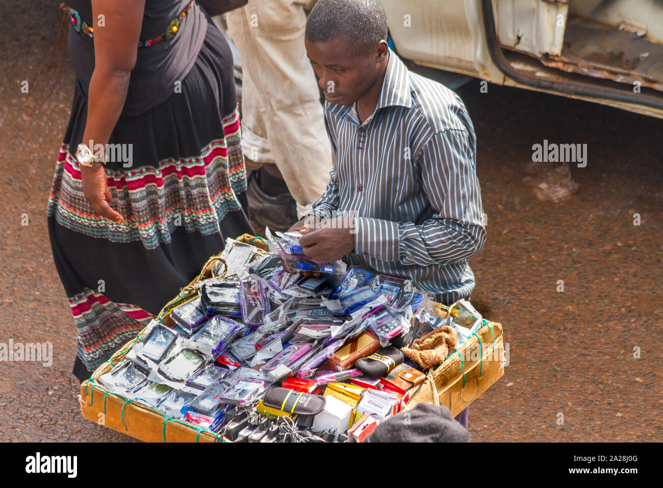 KAMPALA, OUGANDA - 03 octobre, 2012. Un homme vend des cas de téléphone cellulaire sur le taxi park à Kampala, en Ouganda en octobre 03,2012. Banque D'Images