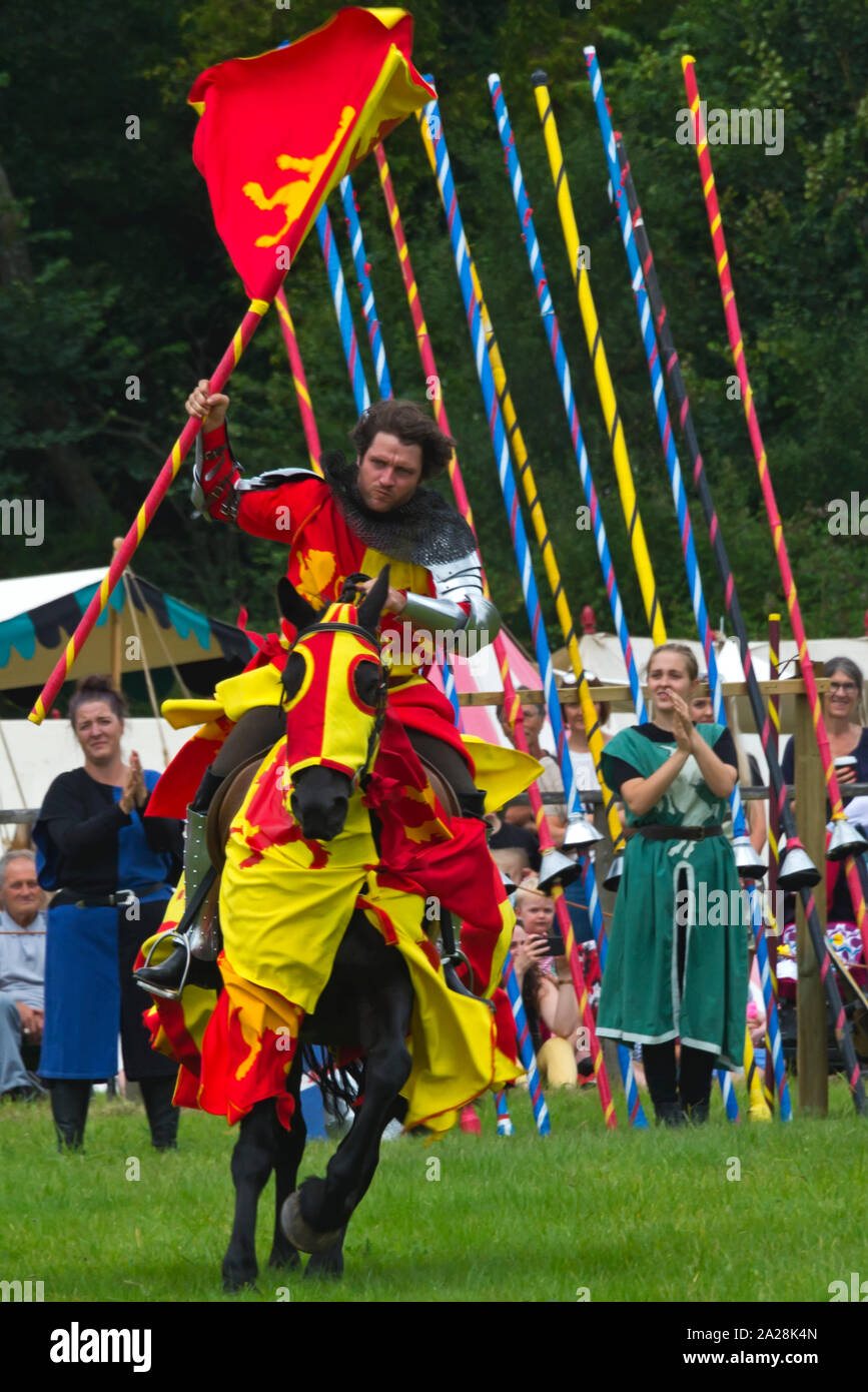 Chevaliers participant à un tournoi de joutes à la fête médiévale à Loxwood Loxwood prairie près de Aldham dans Sussex England Royaume-Uni. Banque D'Images