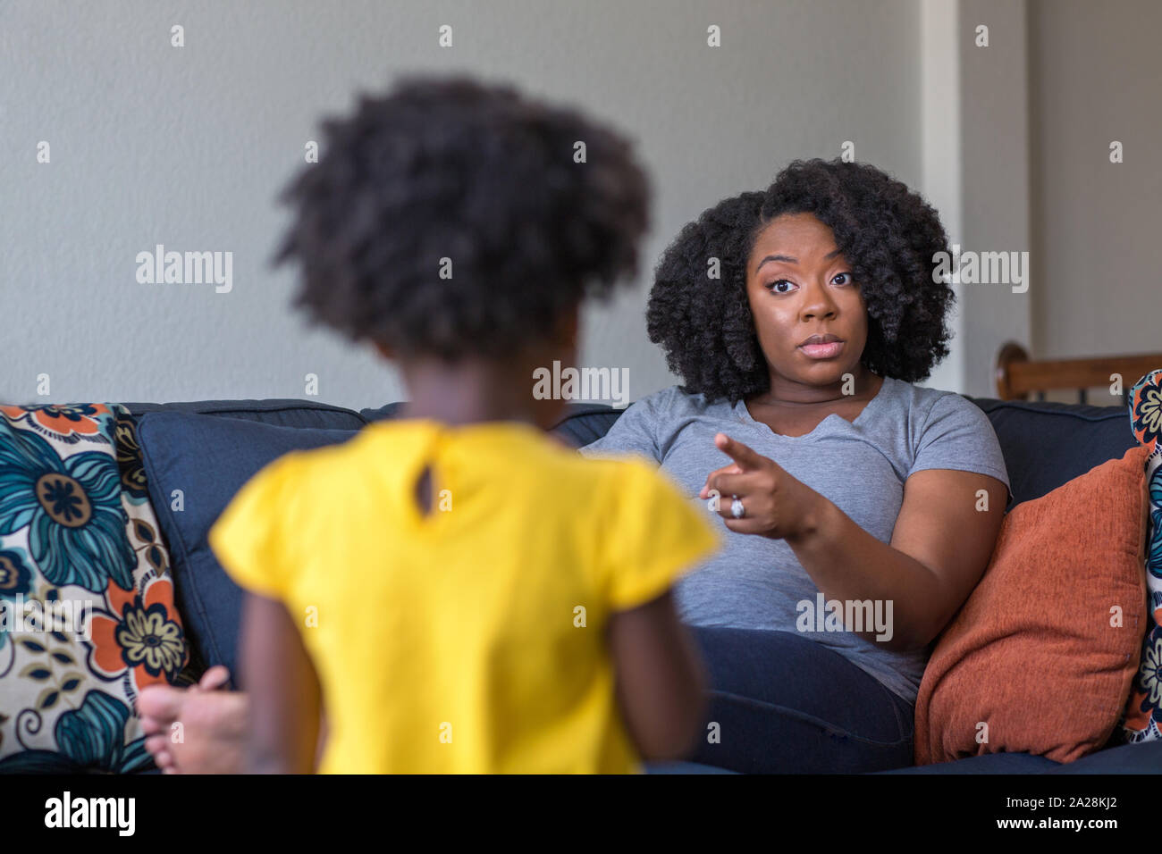 Mère afro-américaine disciplinant le rôle parental de son jeune enfant. Banque D'Images