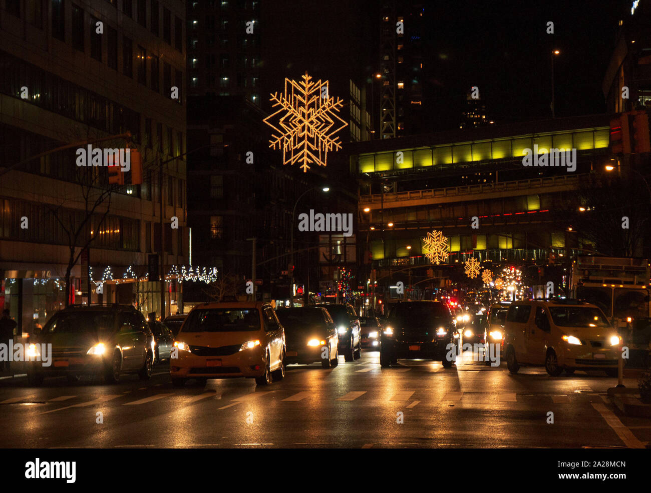 Ornements flocon accrocher au-dessus de rues de new york city Banque D'Images