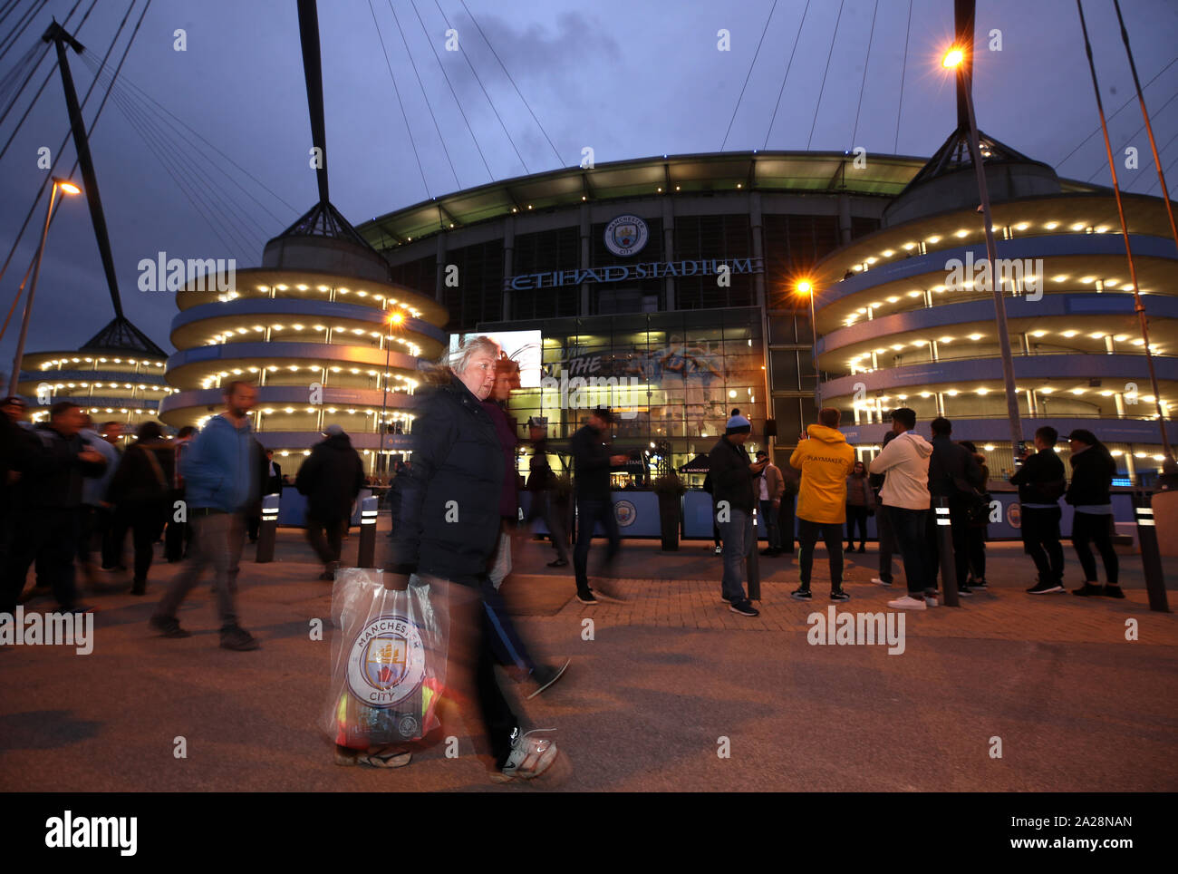 Fans arrivent pour l'UEFA Champions League correspondre à l'Etihad Stadium, Manchester. Banque D'Images