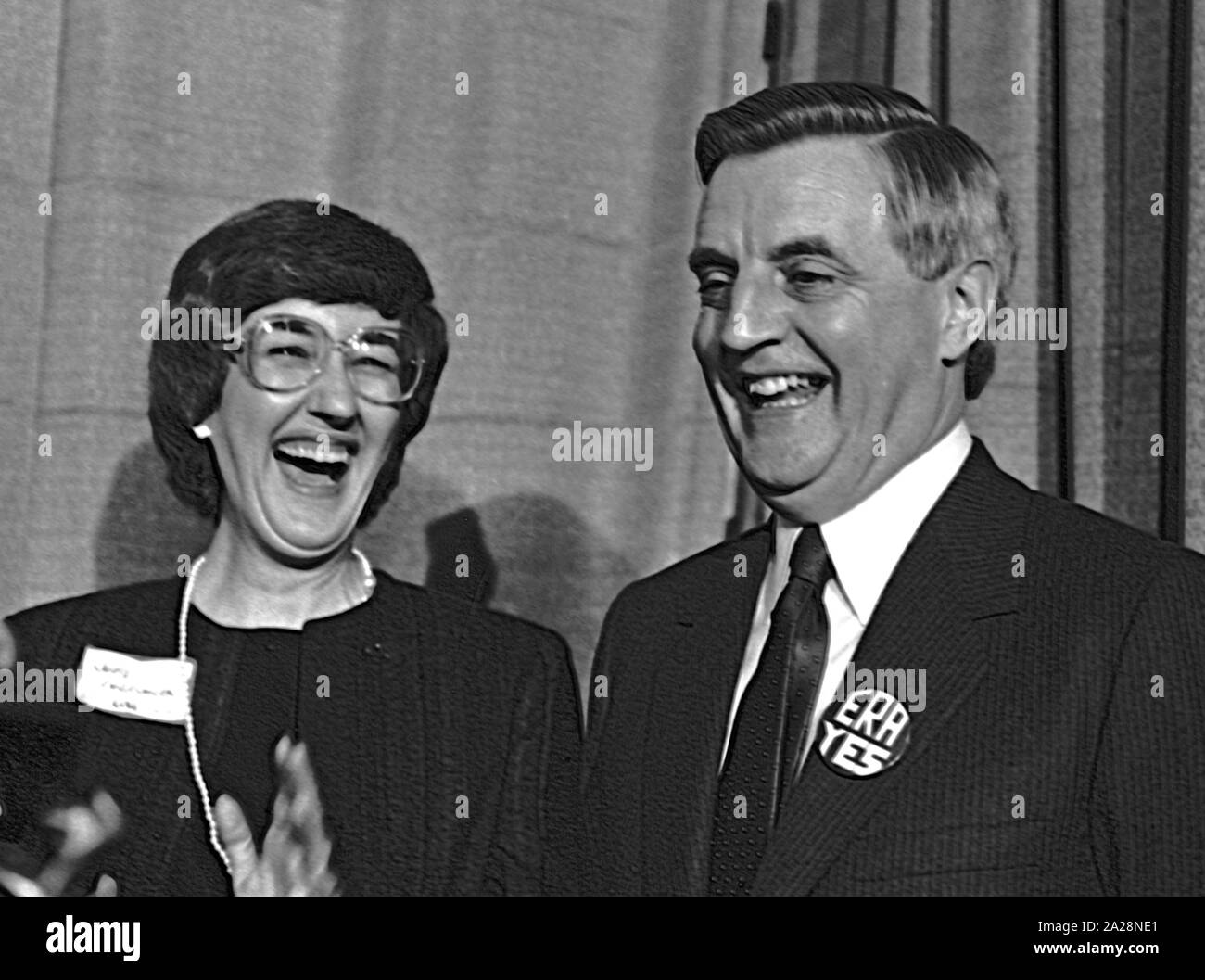 Washington DC, USA, le 15 février 1984 Washington DC, USA, Février 15, 1984L'ancien Vice-président Walter Mondale candidat présidentiel démocratique participe à une collecte de fonds rally au siège de maintenant. Il est accompagné de l'actuel président Judy Goldsmith et sénatrice Barbara Mikulski démocrate du Maryland Crédit : Mark Reinstein / MediaPunch Banque D'Images