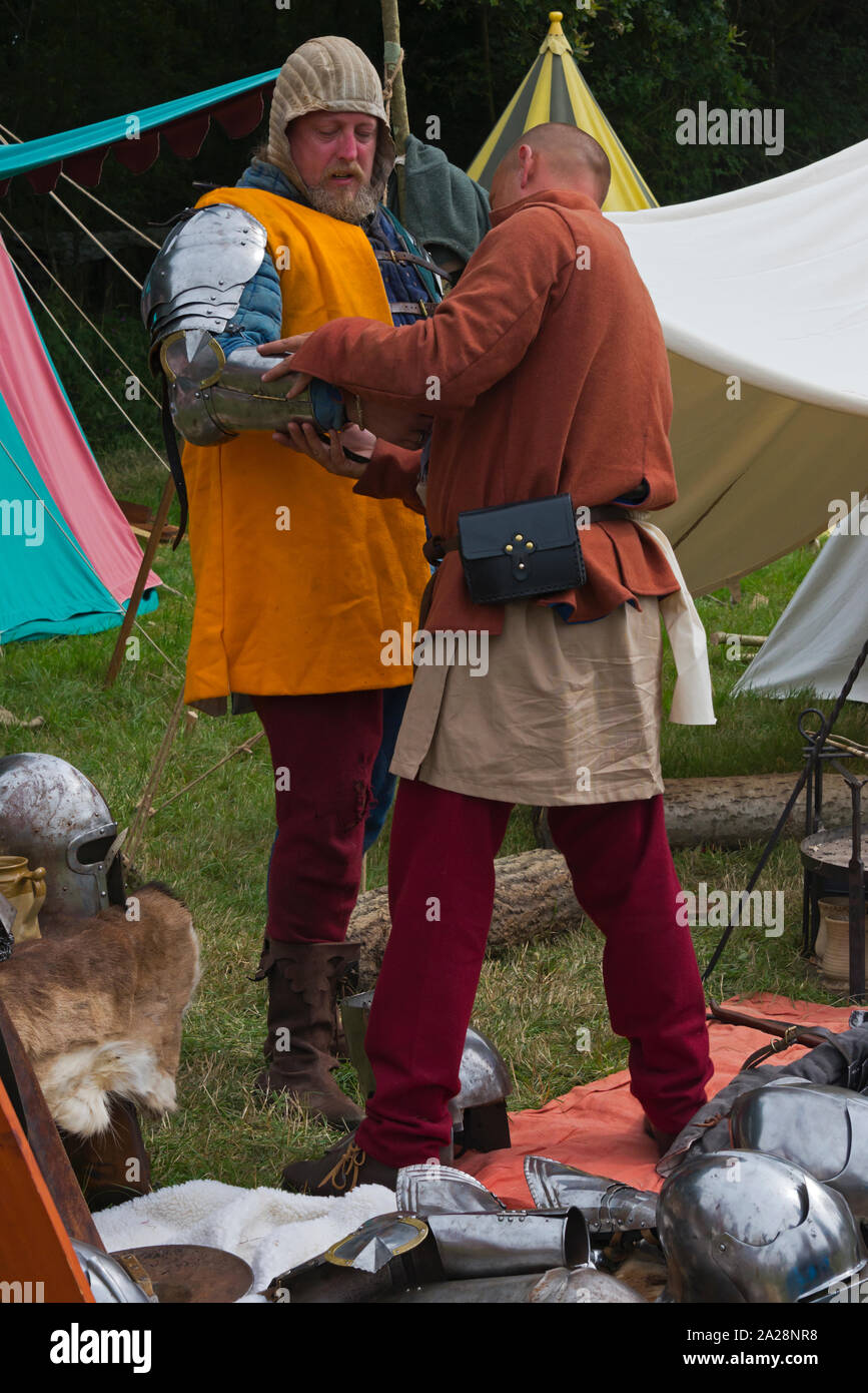 Reconstitutions historiques de la préparation de l'Battlle pour Loxwood Loxwood à la fête médiévale qui se déroule à Loxwood prairie près de Aldham dans Sussex England Banque D'Images