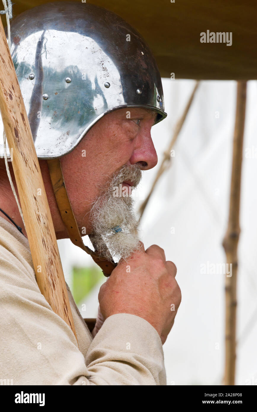 Reconstitutions historiques de la préparation de l'Battlle pour Loxwood Loxwood à la fête médiévale qui se déroule à Loxwood prairie près de Aldham dans Sussex England Banque D'Images