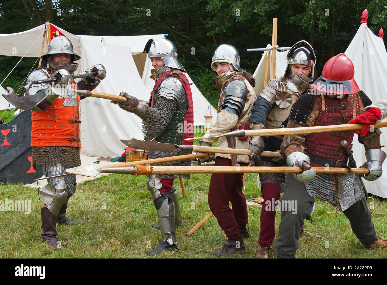 Reconstitutions historiques de la préparation de l'Battlle pour Loxwood Loxwood à la fête médiévale qui se déroule à Loxwood prairie près de Aldham dans Sussex England Banque D'Images