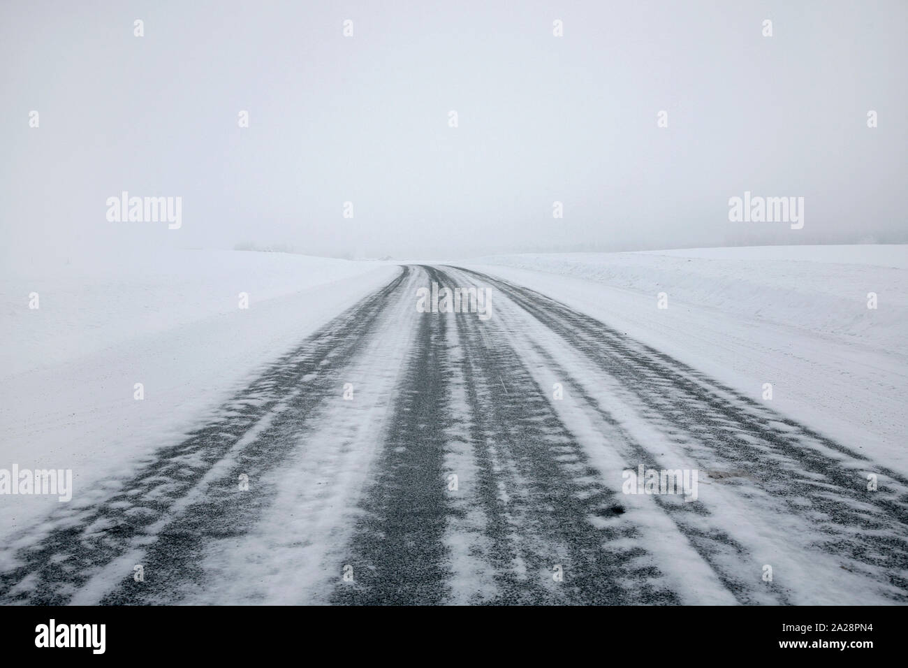 Route glissante vide misty glacées en Europe en hiver sombre. Banque D'Images