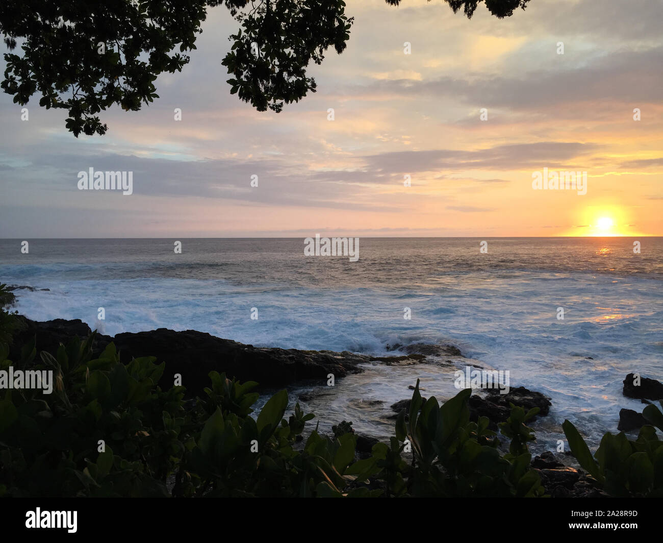Coucher de soleil sur la mer couleur de Kona sur Big Island Hawaii Banque D'Images