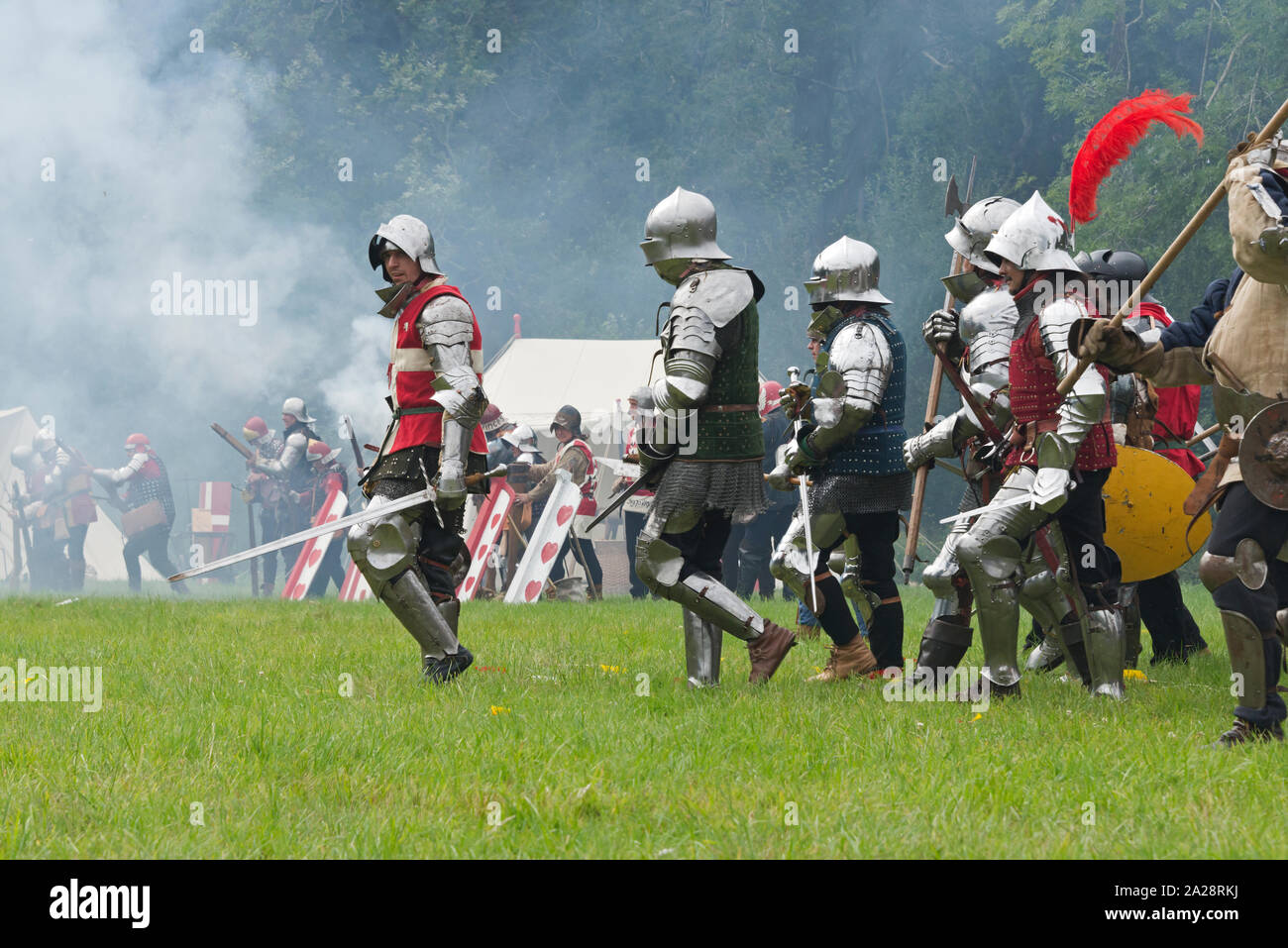 Reconstitution historique en prenant part à la bataille pour Loxwood Loxwood à la fête médiévale qui se déroule à Loxwood prairie près de Aldham dans Sussex England Banque D'Images