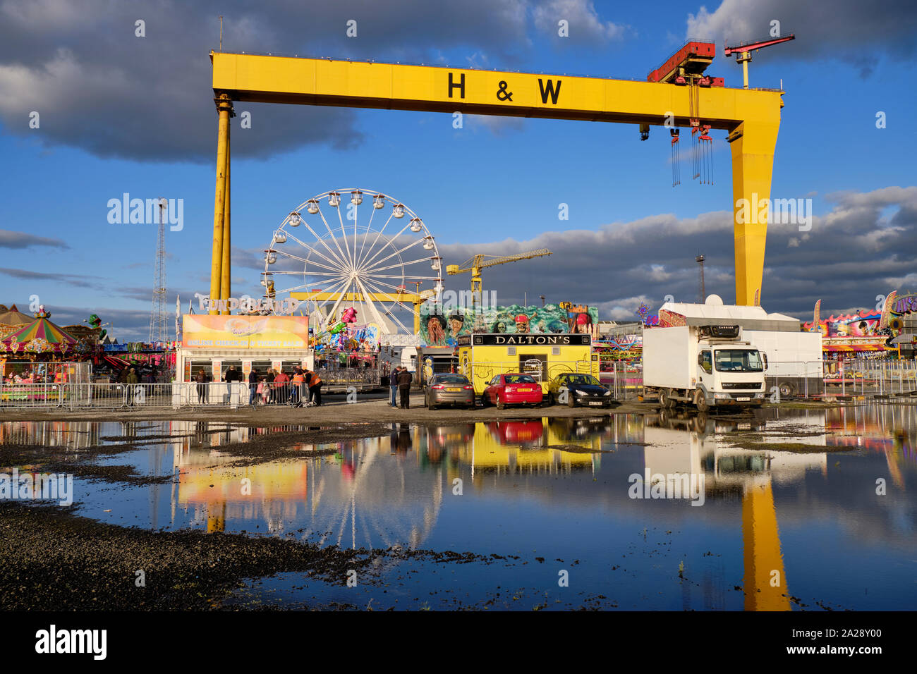 Funderland voyageant Amusement Park créé en Titanic Quarter à Belfast avec manèges sous l'H&W Cranes Banque D'Images