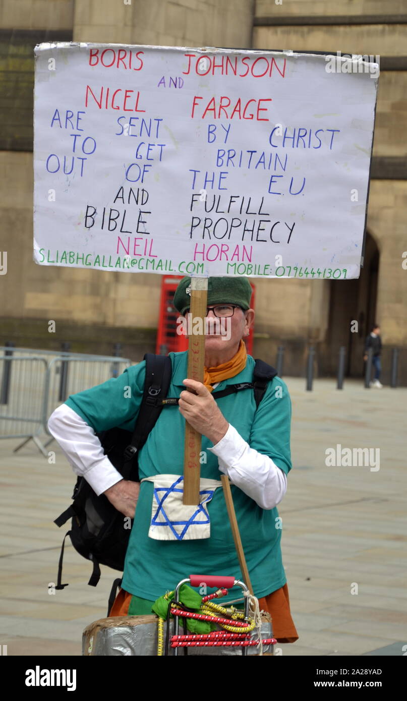 Neil Horan, parfois appelé le Grand Prix prêtre ou la danse de prêtre, un laicised prêtre catholique irlandais à l'extérieur de la conférence du parti conservateur, en 2019, à Manchester, au Royaume-Uni, le jour 3. M. Horan porte des pancartes indiquant la Bible soutient Brexit et Christ a envoyé Boris Johnson et Nigel Farage pour obtenir le Royaume-Uni hors de l'UE. Banque D'Images