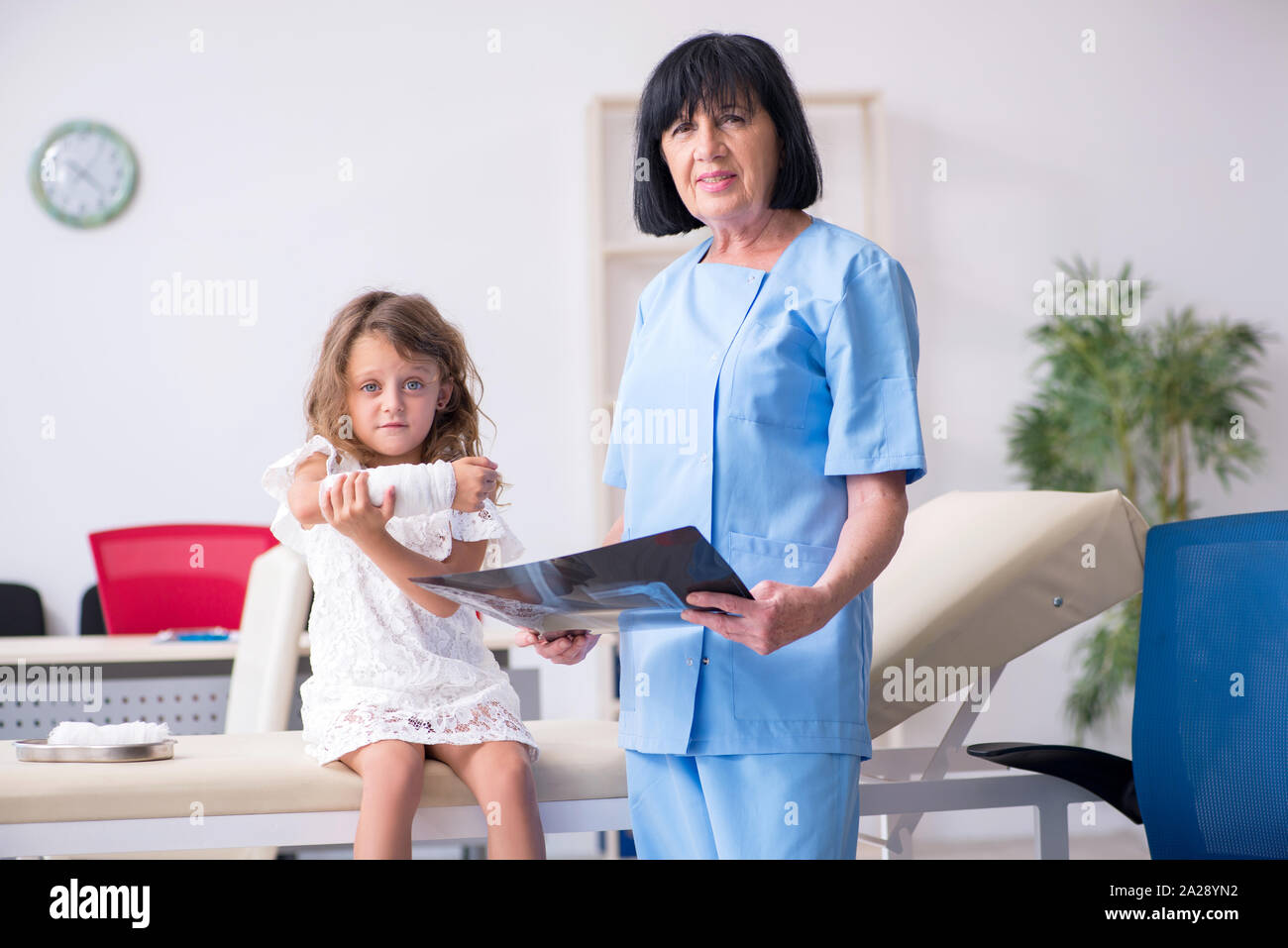 La petite fille se rendant sur vieille femme médecin Banque D'Images