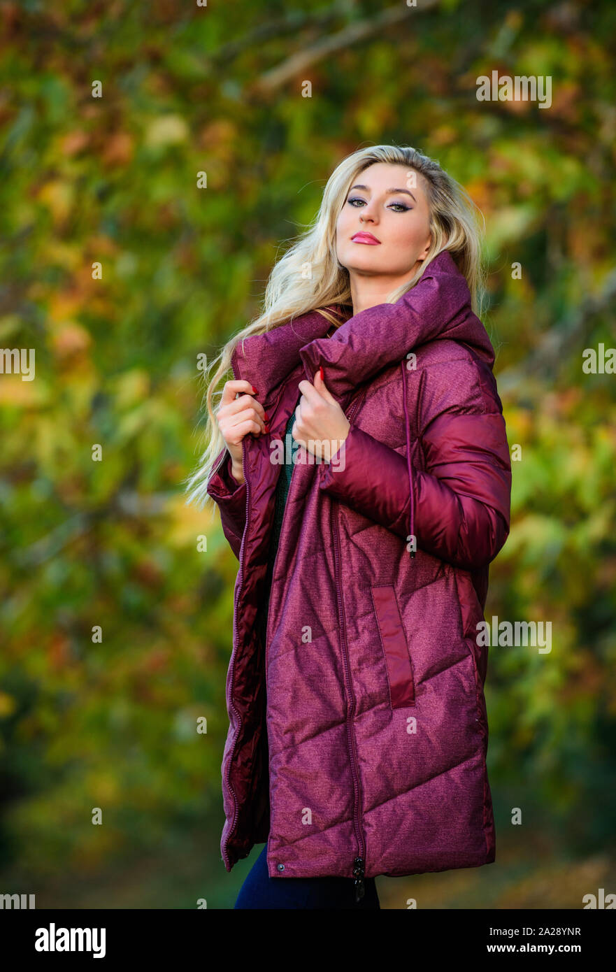 Meilleur puffer manteau pour acheter. Comment choisir une veste. Concept de  mode Puffer. Conseils de beauté professionnels. Veste femme porter plus de  volume. Mode fille blonde marche autumn park. Jackets tout le