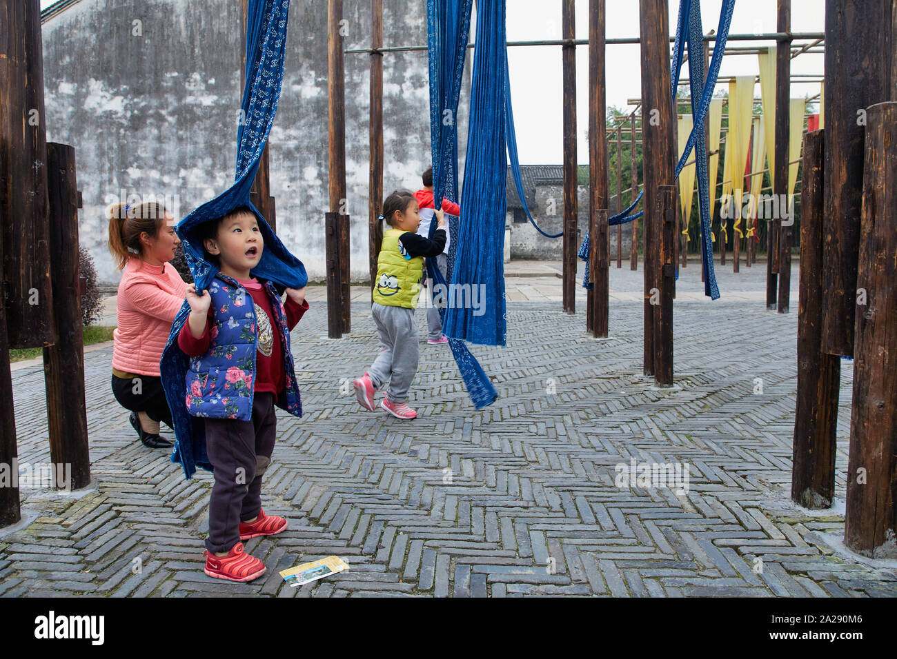 Chine Wuzhen maisons traditionnelles avec une gondole, centre pour le tourisme. Enfants jouant dans l'aire de jeux 13-11-2017 photo Jaco Claude Rostand Banque D'Images