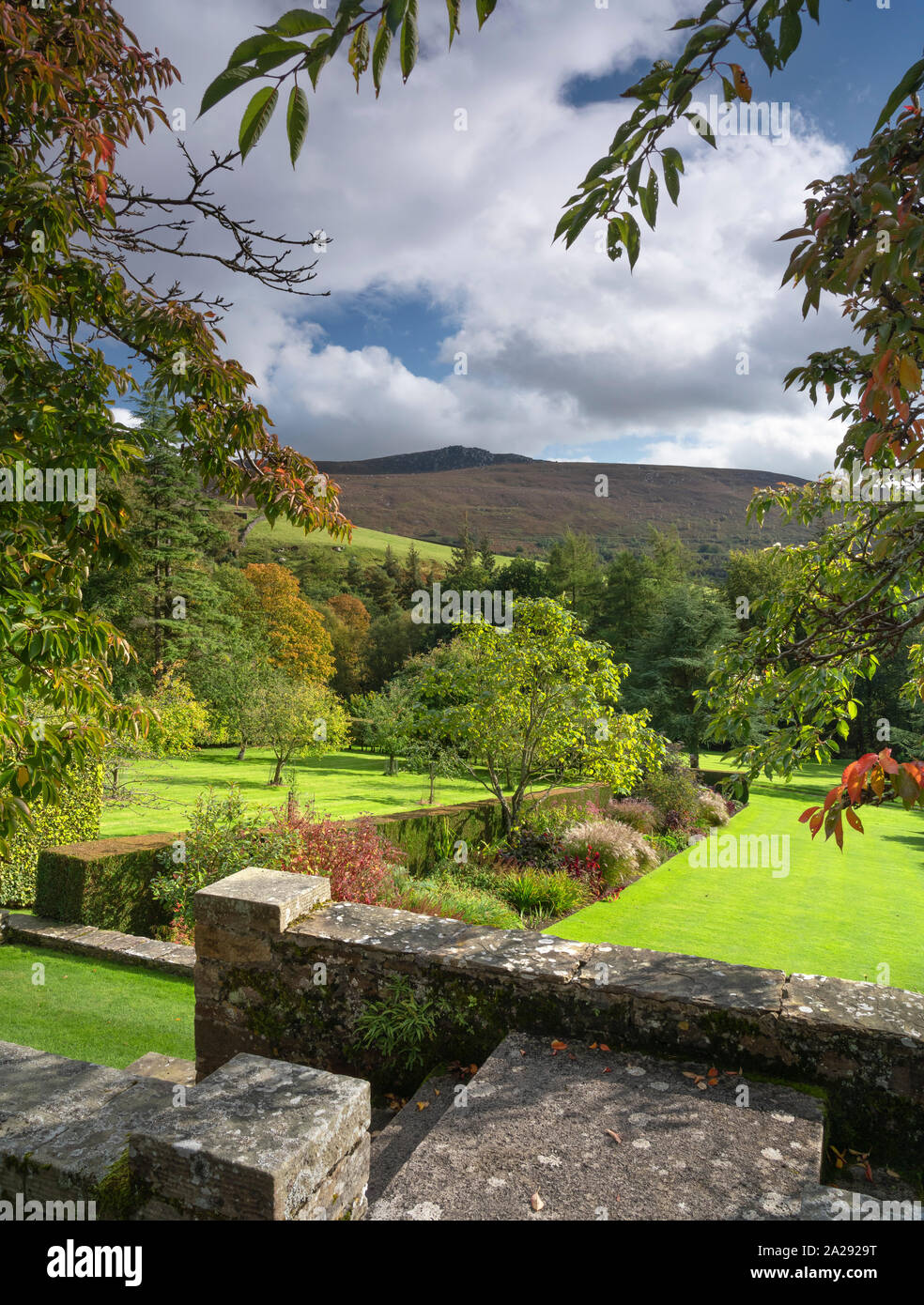 Parcevall Hall hillside garden, classé dans la catégorie 2 et Hall à Skyreholme, Appletreewick, Wharfedale, les Vallées du Yorkshire, UK Banque D'Images