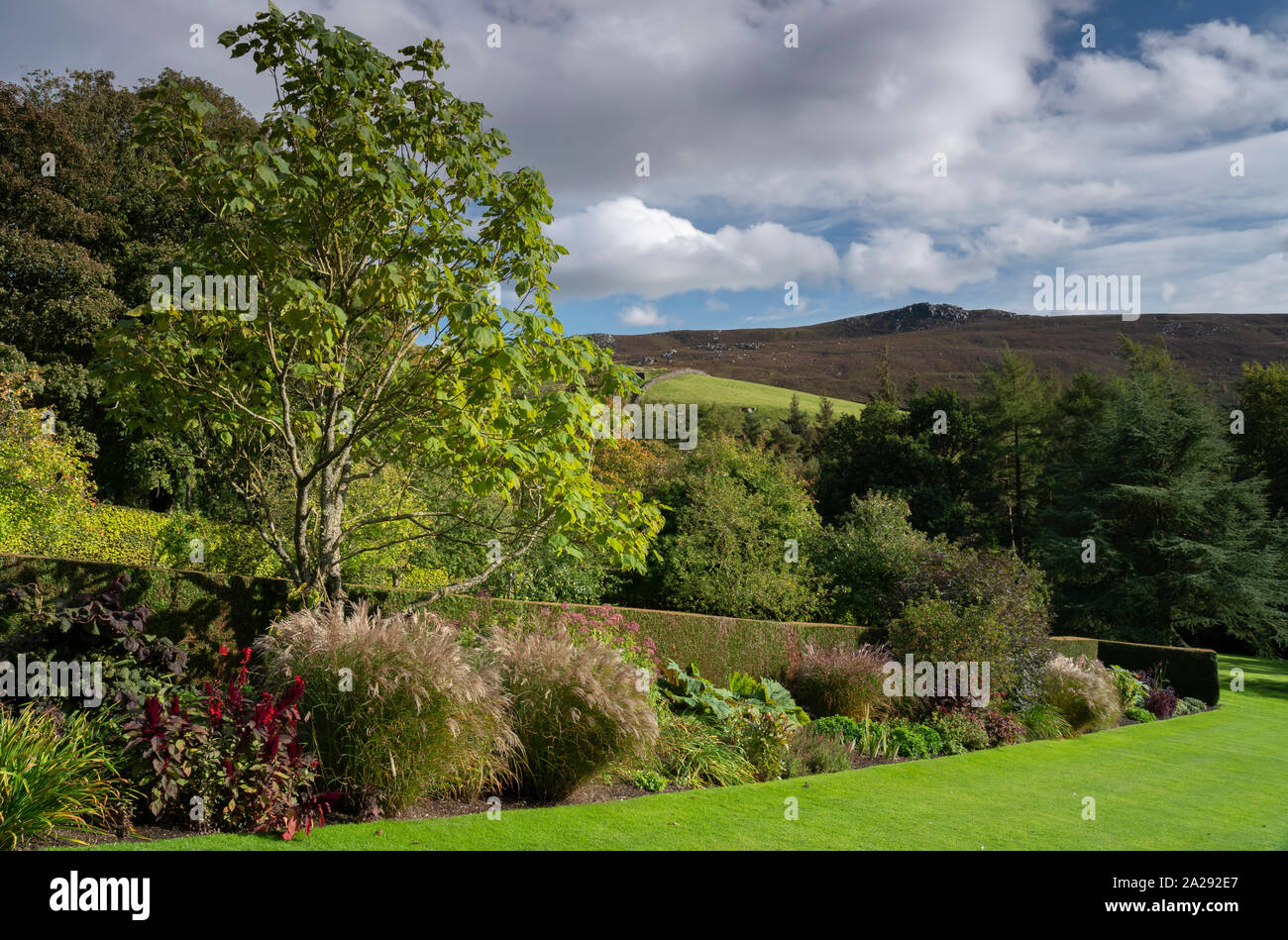 Parcevall Hall hillside garden, classé dans la catégorie 2 et Hall à Skyreholme, Appletreewick, Wharfedale, les Vallées du Yorkshire, UK Banque D'Images