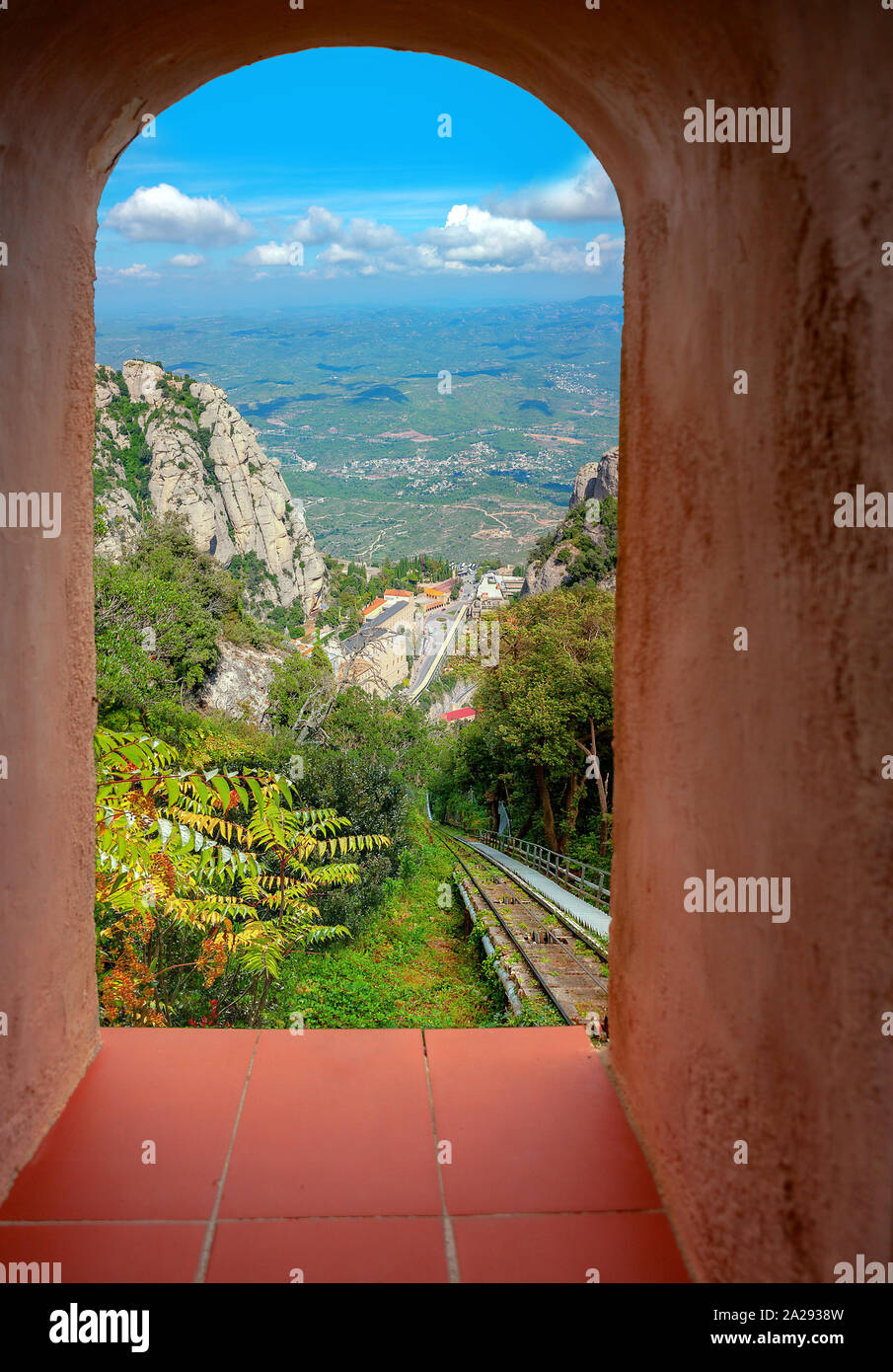 Vue pittoresque à travers la vitre sur la célèbre monastère Santa Maria de Montserrat situé dans les montagnes. La Catalogne, Espagne Banque D'Images
